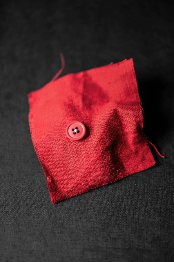 BIO Cotton Knöpfe 15 mm // Merchant & Mills // Demon Red – Bild 2