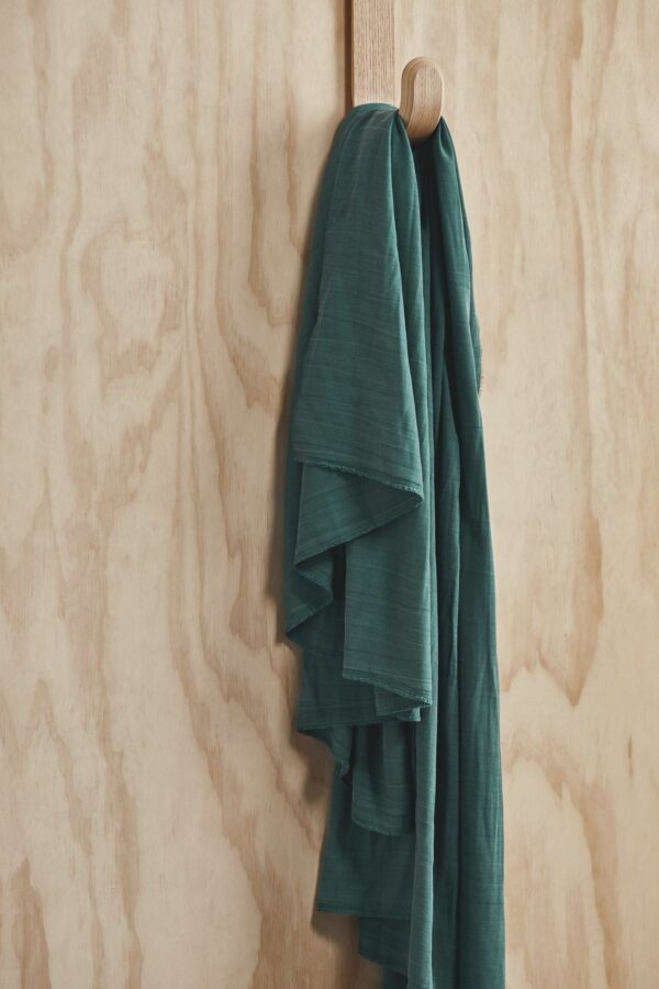 TENCEL™ Crispy Crepe // Meet Milk // Emerald – Bild 2