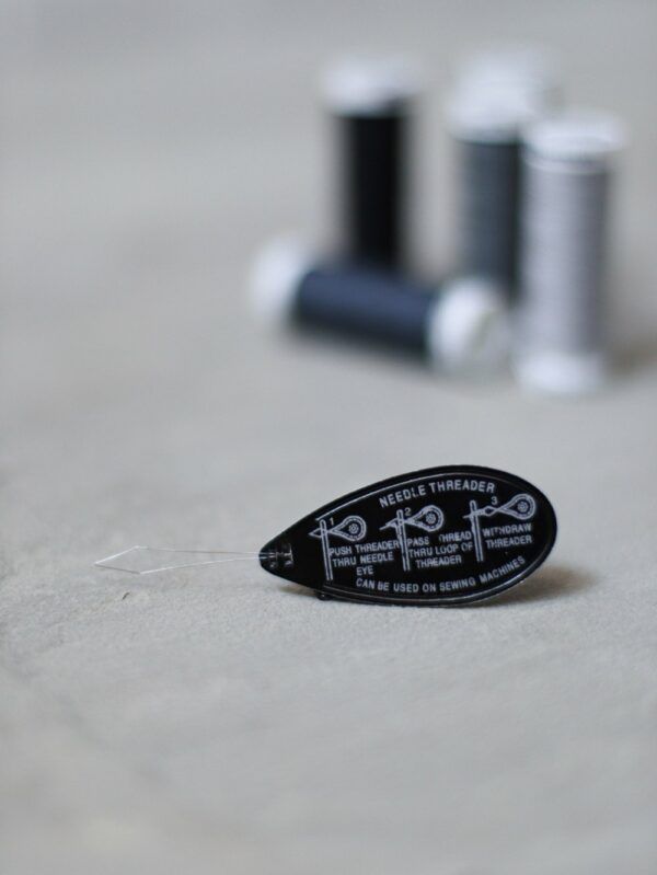 Wire Needle Threader // Nadeleinfädler // Sewply