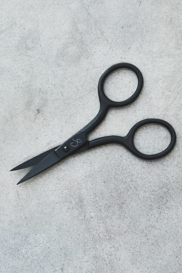 Small Thread Scissor // Fadenschere // Sewply // Black