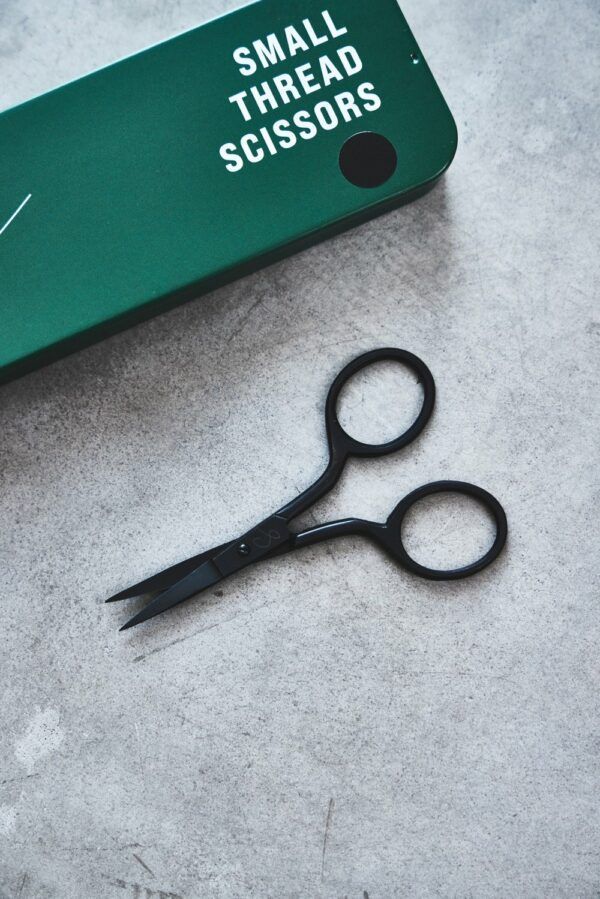 Small Thread Scissor // Fadenschere // Sewply // Black – Bild 5