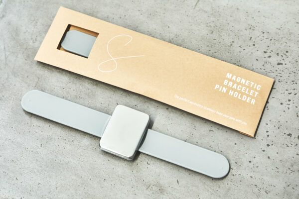 Magnetic Bracelet Pin Holder // Magnetnadelkissen // Sewply // Grau – Bild 3