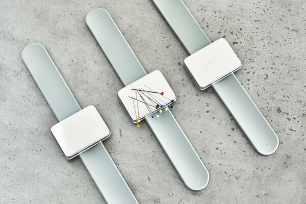Magnetic Bracelet Pin Holder // Magnetnadelkissen // Sewply // Grau