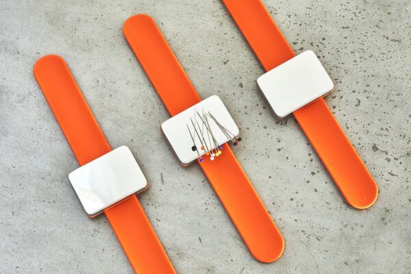 Magnetic Bracelet Pin Holder // Magnetnadelkissen // Sewply // Orange