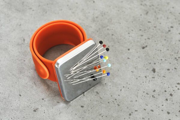Magnetic Bracelet Pin Holder // Magnetnadelkissen // Sewply // Orange – Bild 2