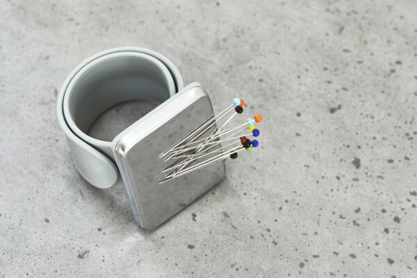 Magnetic Bracelet Pin Holder // Magnetnadelkissen // Sewply // Grau – Bild 2