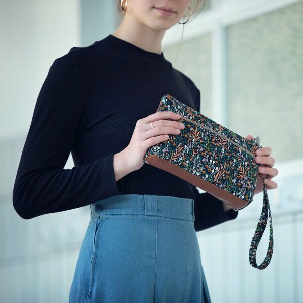 Gabardine Twill // SYAS // Tiny Flowers // Black – Bild 7