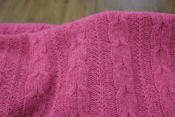 Merinostrick // Zopfmuster // Magenta – Bild 5