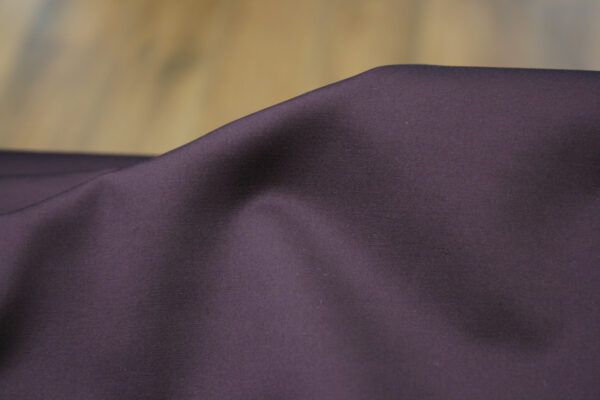 Baumwollstoff mit Elastan // Satiniert // Aubergine
