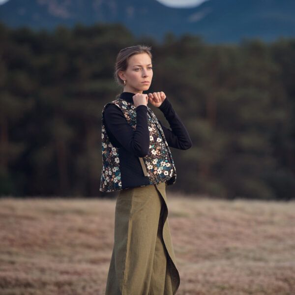 Gabardine Twill // SYAS // Flower Harvest // Schwarz – Bild 5