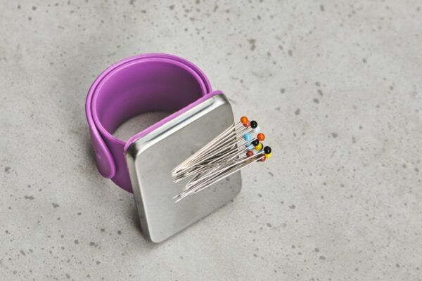 Magnetic Bracelet Pin Holder // Magnetnadelkissen // Sewply // Lila – Bild 2