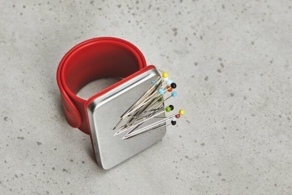Magnetic Bracelet Pin Holder // Magnetnadelkissen // Sewply // Rot – Bild 2