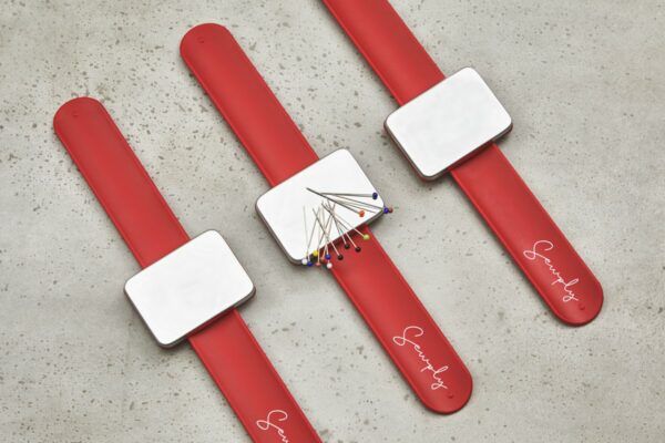 Magnetic Bracelet Pin Holder // Magnetnadelkissen // Sewply // Rot