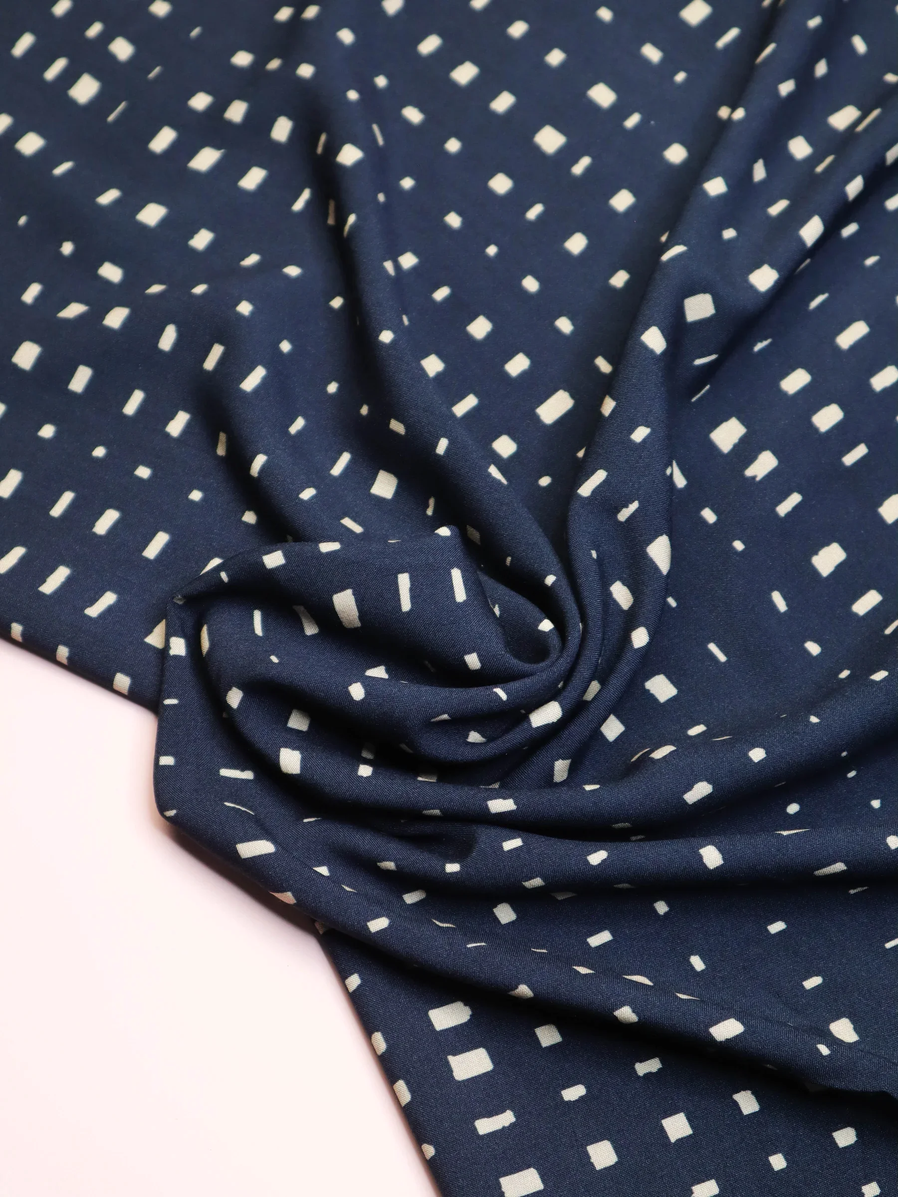 EcoVero™️ Viskose // Meet Milk // Grid Dark Navy – Bild 4