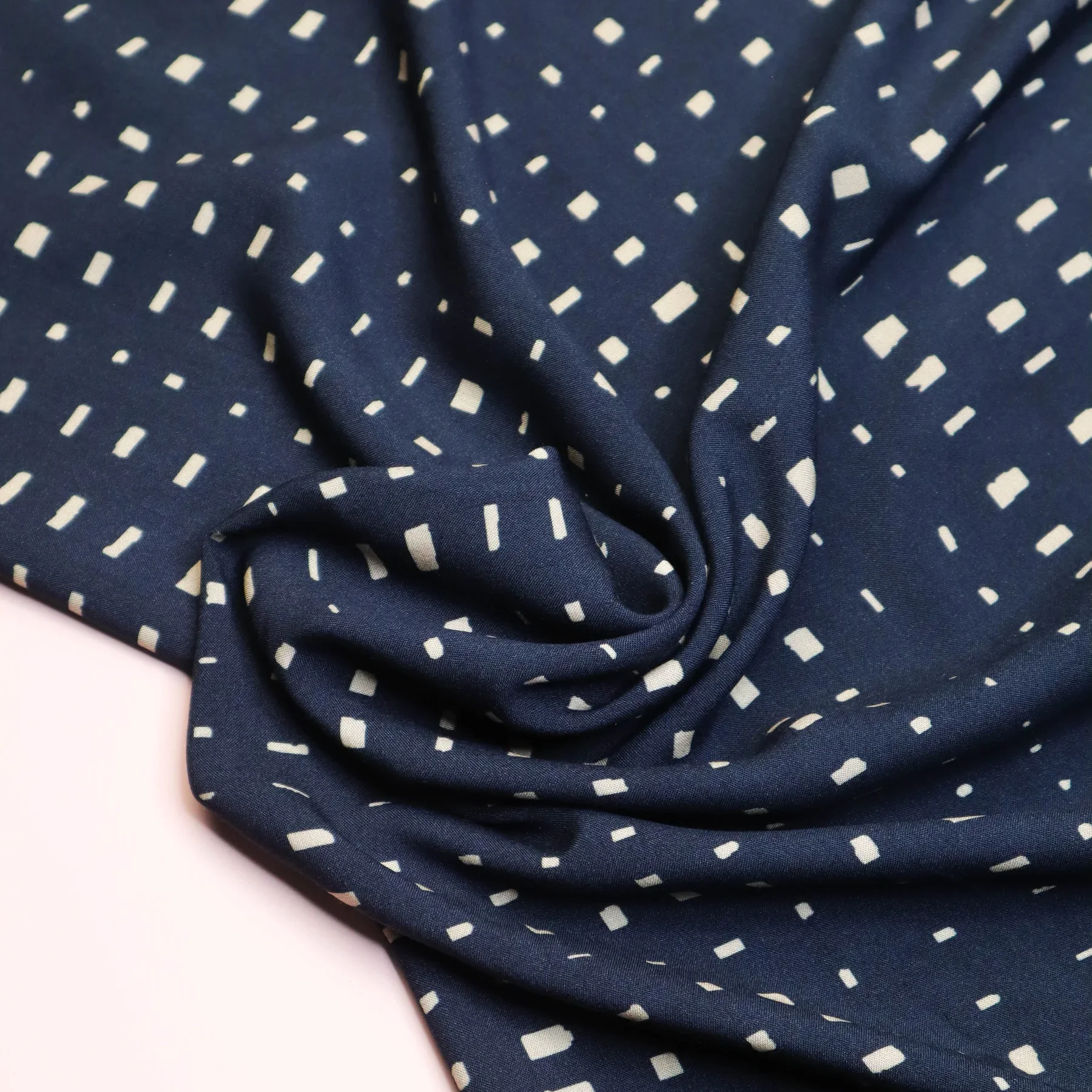 EcoVero™️ Viskose // Meet Milk // Grid Dark Navy