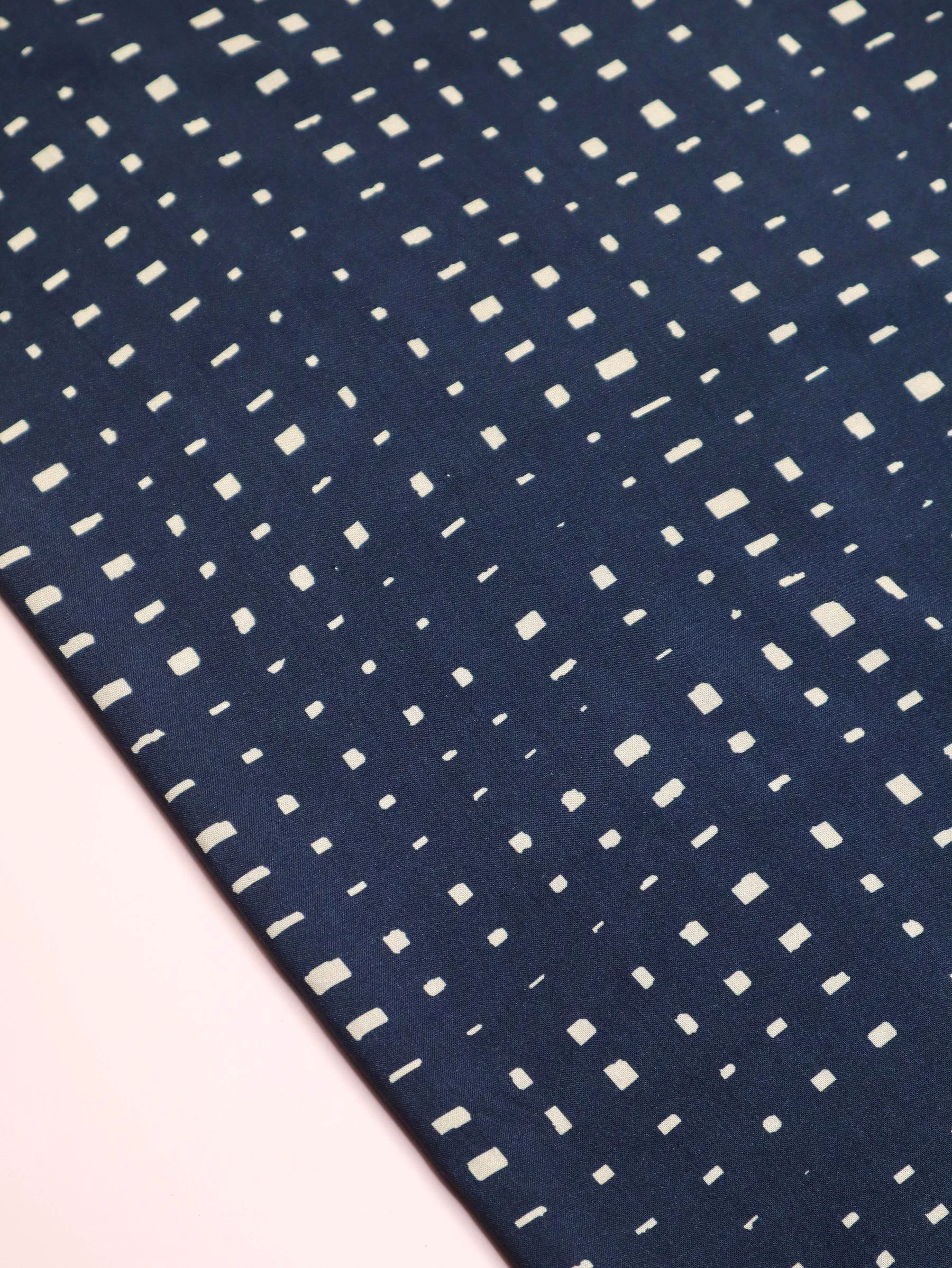 EcoVero™️ Viskose // Meet Milk // Grid Dark Navy – Bild 3