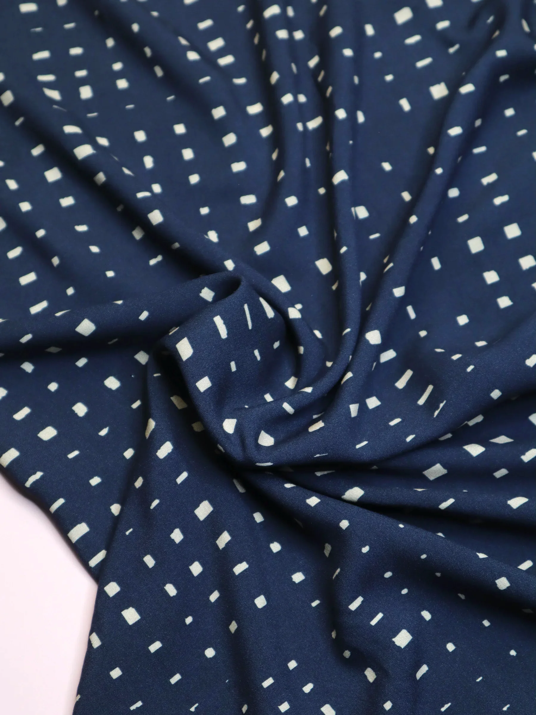 EcoVero™️ Viskose // Meet Milk // Grid Dark Navy – Bild 2